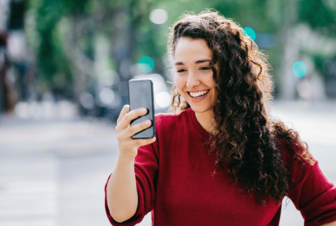 Sesión de taller práctico Valorixentara con estudiantes trabajando en ejercicios estructurados